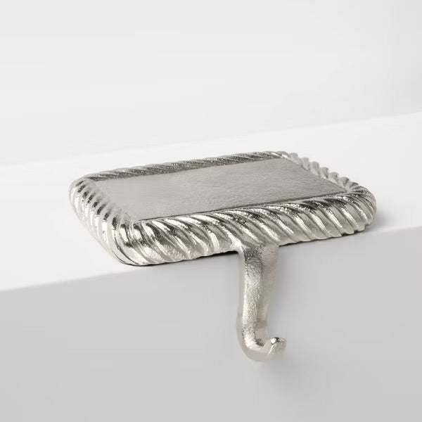 Metal twisted edge christmas stocking holder silver | Ganchos para botas